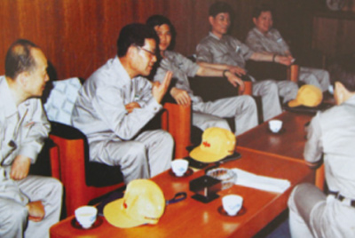 为了进建表国先进技术和治理步骤，前往引进技术与设备的国度进行实地调查。薛仲光厂长在日本。