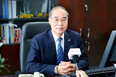 张秀文董事长在接受中国山东网专题采访时，就公司践杏装厚路鲁商”倡树行动进行回覆，介绍了PG电子游戏把“仁义、诚信、厚路”的文化精华融入到出产经营的全过程的典型做法和“诚敬做产品，诚信做企业”的经营理想，在工程机械行业设置起了“厚德坚韧”的山东国企形象